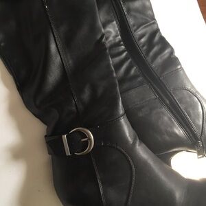 Black leather boots. Bella Vista. Size 8. Very good condition.